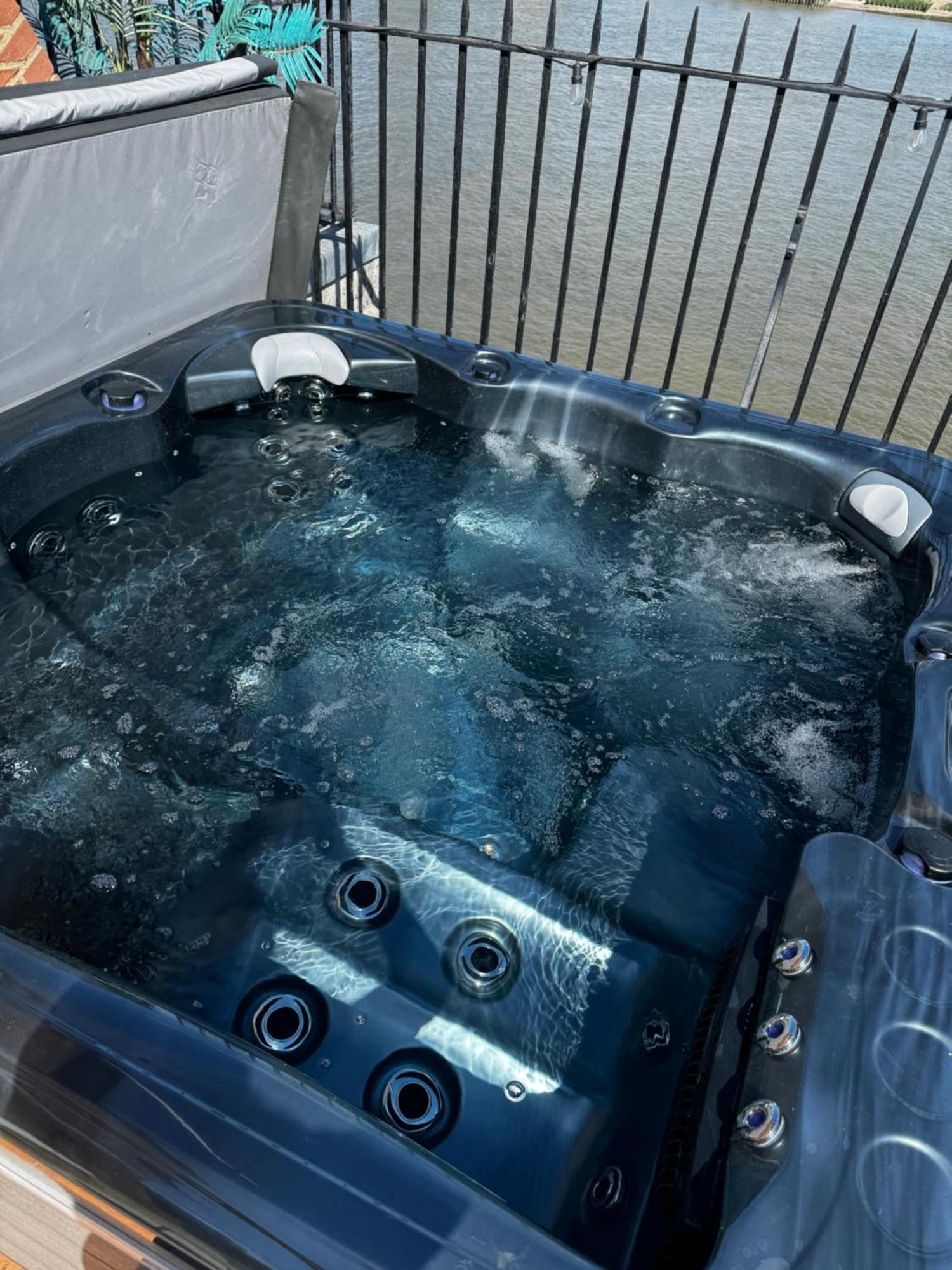 3 X Bedroom Riverside Flat With Hot Tub On Roof Terrace London Eksteriør billede