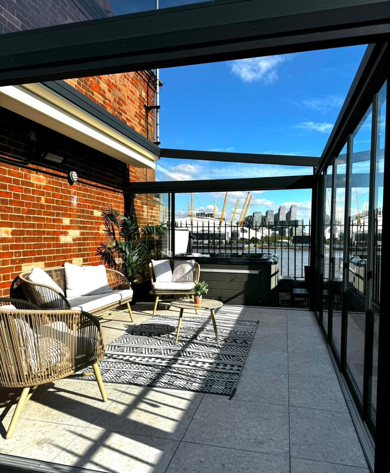 3 X Bedroom Riverside Flat With Hot Tub On Roof Terrace London Eksteriør billede